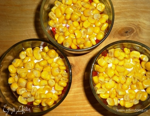 Выложить слой консервированной кукурузы ТМ «Фрау Марта».
