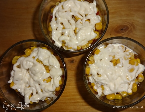 Полить майонезом. Посыпать салат натертым сыром. Украсить листиками петрушки. Можно приготовить салат заранее и поставить в холодильник (без петрушки), можно подавать непосредственно после приготовления.