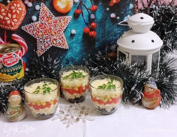 Наш праздничный салат готов! Подаем его на красиво сервированный стол. Всем приятного аппетита! И счастливого Нового года!