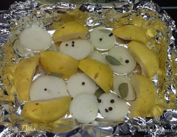 Айву крупно нарезали (я на 4 дольки разрезаю) и между лука плотно уложили.