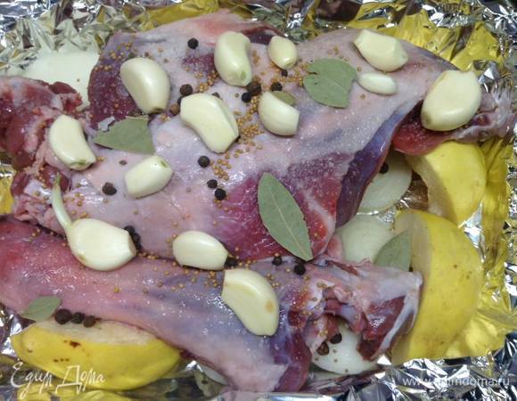 На эту суперподушку кладем мясо. Я совсем не режу, прямо крупными кусками кладу. Тут так вообще небольшая передняя ножка целиком легла. Кладем вторую часть специй и зубчики чеснока укладываем на мясо.