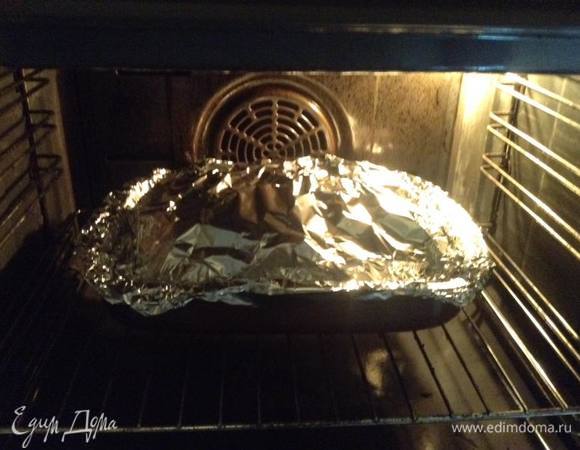 Ставим в духовку. Температура 170–180°C. Запекать 2,5 часа, потом выключить и оставить там остывать-доходить. Чуть не забыл) Слова заветные, как в духовку поставили, обязательно шепчем. Иначе все зря)