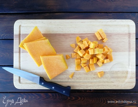Чудесную тыкву нарезаем небольшими кубиками. Впрочем, можно не ювелирничать, потому что потом все равно будем пюрировать ее блендером.