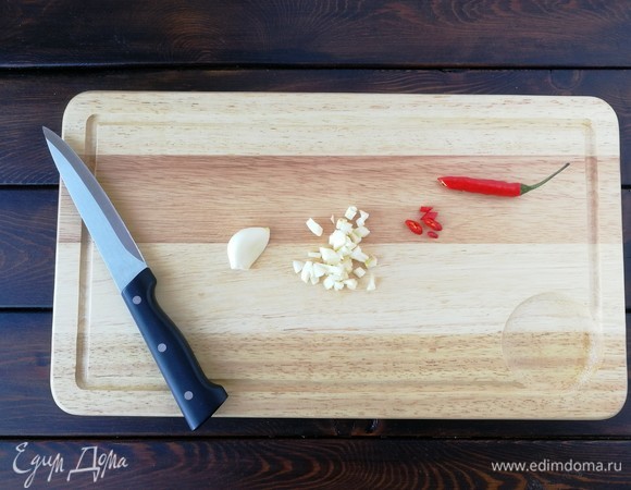 Чеснок мелко порубить. Перчик чили нарезать кружочками. Мне хватило половины, чувствовался он очень хорошо! Конечно же, ориентируйтесь по своему вкусу.