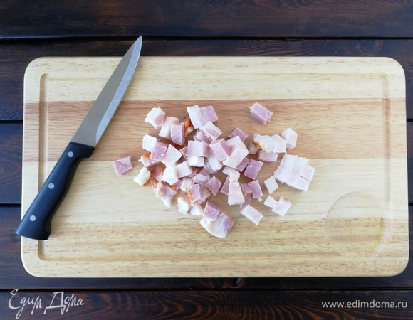 Грудинку нарежьте кубиками. Я брала именно жирную, и вот почему: во-первых, из нее вытопился ароматный жир, поэтому я практически не использовала масло. Во-вторых, не надо варить мясной бульон. Как говорится, двух зайцев одних махом убила! На этом подготовительный этап готовки окончен!