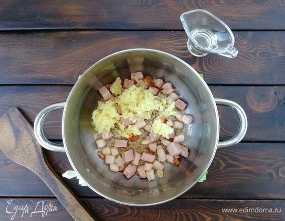 Берем кастрюлю с толстым дном, в которой будет удобно готовить. Я взяла объемом 3 литра. Ставим на огонь, наливаем совсем немного масла для подстраховки. Как нагреется, добавляем грудинку и обжариваем ее. После этого кладем имбирь и немного жарим, помешивая (буквально минуту).