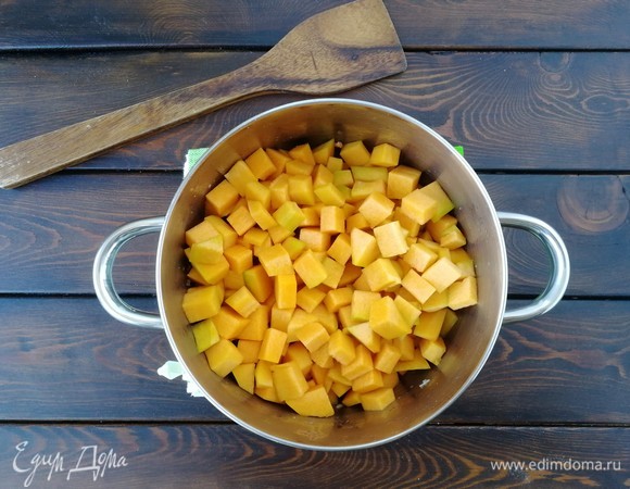 После этого добавляем тыкву и обжариваем ее, периодически помешивая, до красивого насыщенного цвета.