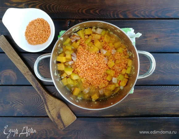 Теперь добавляем красную чечевицу. Я брала ту, которая не требует предварительного замачивания и готовится 10 минут. Наливаем воду и ставим кастрюлю на сильный огонь. После закипания, как вы уже догадались, нужно поварить все вместе 10 минут.