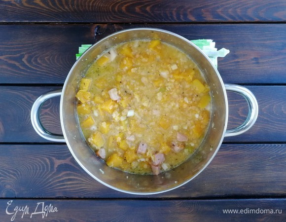 По прошествии указанного времени получаем вот такой суп. Теперь необходимо пюрировать его погружным блендером до однородной консистенции.