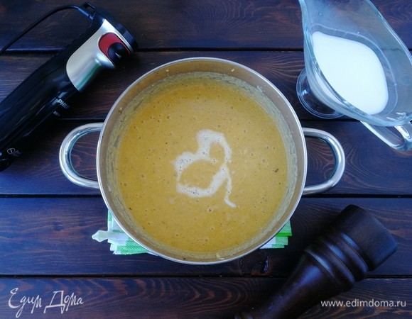 После этого добавляем немного сливок для более нежной кремовой текстуры нашего блюда, солим и перчим по вкусу. Перемешиваем, возвращаем сотейник на огонь, ждем, когда закипит, и варим после этого буквально пару минут.