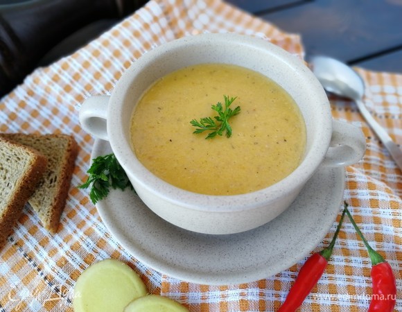 Все, ооочень согревающий супчик готов! Так сказать, с огоньком! Украшаем свежей петрушкой и подаем с черным хлебушком или гренками. Такое блюдо согреет вас гарантировано!