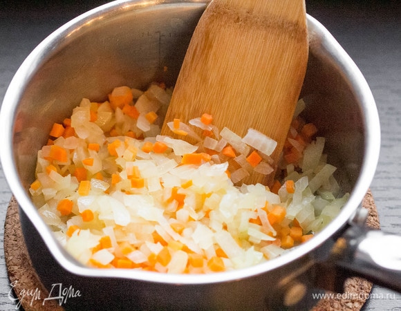 Лук и морковь нарезать небольшими кубиками. В сотейнике разогреть пару столовых ложек растительного масла. Обжарить лук до легкой золотистости, добавить морковь и обжаривать все вместе пару минут.