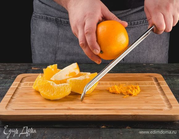 С апельсина снимите цедру, мякоть нарежьте крупными сегментами.