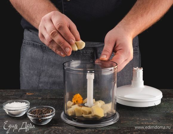 Имбирь почистите, измельчите в блендере с чесноком, смешайте с цедрой, добавьте соль и перец.