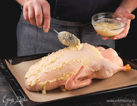 Очищенную от перьев утку натрите большей частью полученной массы.<br />
 