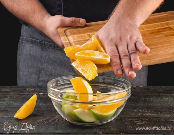 Яблоко нарежьте дольками, смешайте с сегментами апельсина, добавьте оставшиеся имбирь с чесноком.