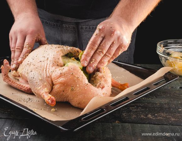 Начините полученной смесью утку. Выложите ее на блюдо для запекания или на противень, накройте фольгой. Поставьте в разогретую до 200°C духовку на 1 час.