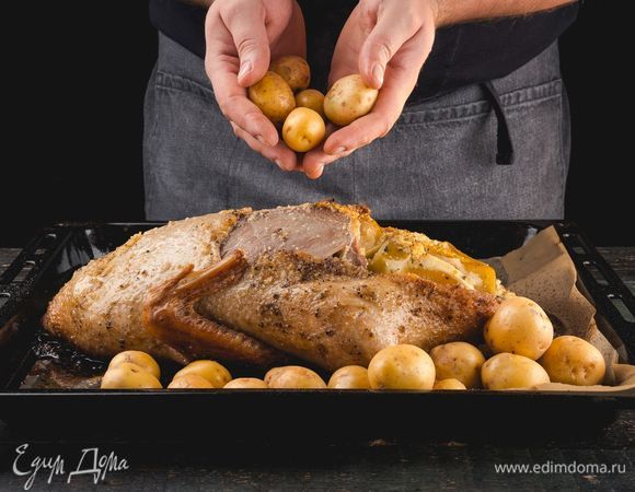 Через час добавьте к утке картофель и верните в духовку еще на 30 минут, после чего снимите фольгу и дайте утке немного подрумяниться.