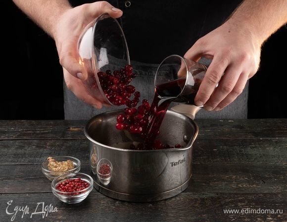 В сотейнике на оливковом масле обжарьте крупнонарезанный лук, добавьте вино, клюкву, розовый перец и горчицу. Тушите до консистенции соуса.