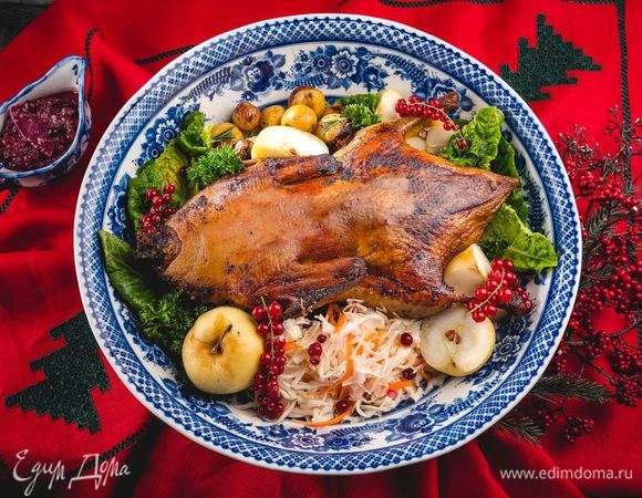 Добавьте к утке капусту, яблоки, соус и зелень. Украсьте стол салфеткой «Крестецкая строчка». Подавайте утку в блюде из гжельского фарфора, а соус — в соуснике из той же коллекции. Предметы для сервировки стола вы найдете в бутике интерьерных решений «РУССКАЯ ПАЛИТРА». Приятного аппетита!