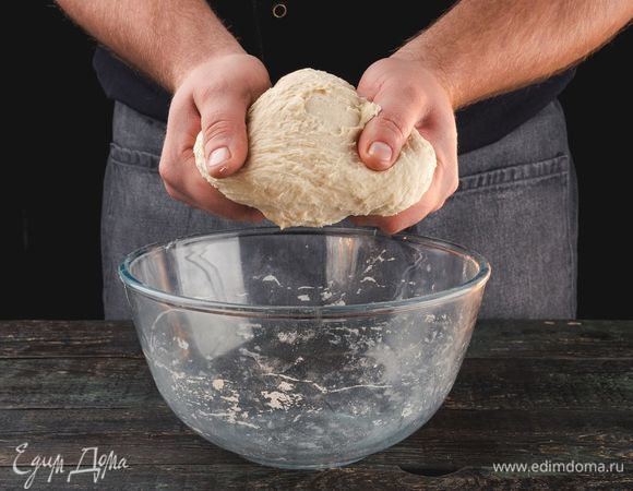 Вымесите тесто так, чтобы оно не прилипало к рукам. Затем тесто накройте полотенцем и дайте постоять 20 минут.
