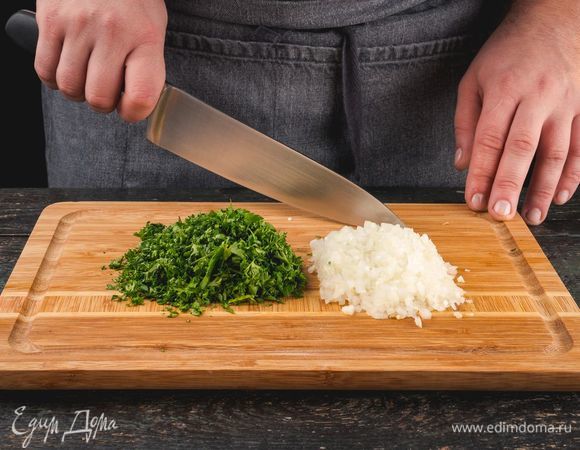 Лук и петрушку мелко порубите.