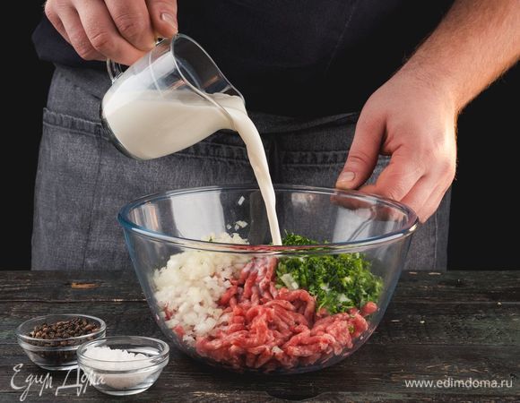 В большой миске смешайте фарш, лук, петрушку. Затем добавьте молоко, соль и перец. Тщательно перемешайте.