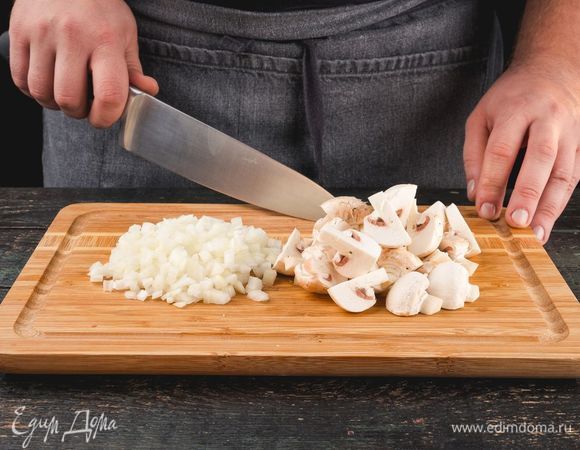 Шампиньоны почистите и нарежьте ломтиками. Лук мелко порубите.