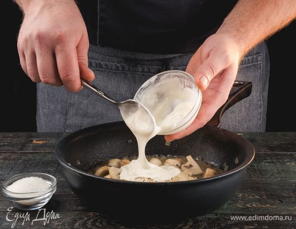 Добавьте сметану и щепотку сахара. Перемешайте и потушите еще 5–7 минут.