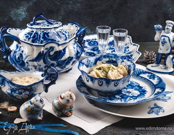 Готовые пельмени посыпьте свежим укропом. Украсьте стол салфеткой «Крестецкая строчка». Подавайте пельмени и соус в наборе посуды из гжельского фарфора, представленной в бутике интерьерных решений «РУССКАЯ ПАЛИТРА». К таким пельменям можно подать крепкий напиток в хрустальных лафитниках «Гусевского хрустального завода им. Мальцова». Приятного аппетита!