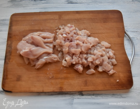 Филе обмыть и промокнуть бумажной салфеткой. Нарезать мелким кубиком.