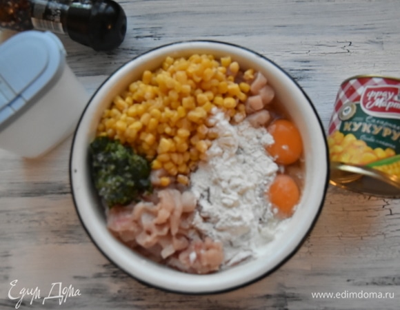 С кукурузы слить жидкость. В тарелку выложить куриное филе и добавить к нему кукурузу, крахмал, яйца, зелень, соль и перец. Вместо кукурузного крахмала можно использовать картофельный или в крайнем случае муку.