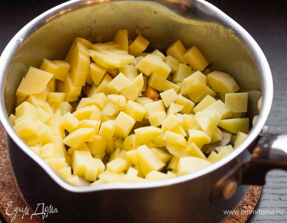 Картофель очистить и нарезать небольшим кубиком, добавить в сотейник.