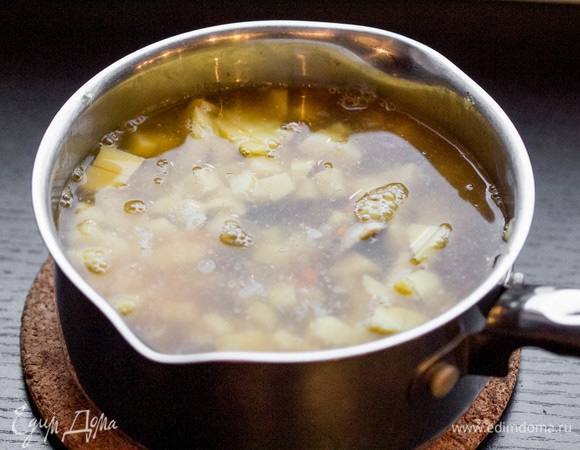 Залить суп бульоном, довести до кипения, уменьшить огонь, посолить и варить 15 минут до готовности всех ингредиентов. Я использую куриный бульон, можно добавить овощной, мясной или просто воду.