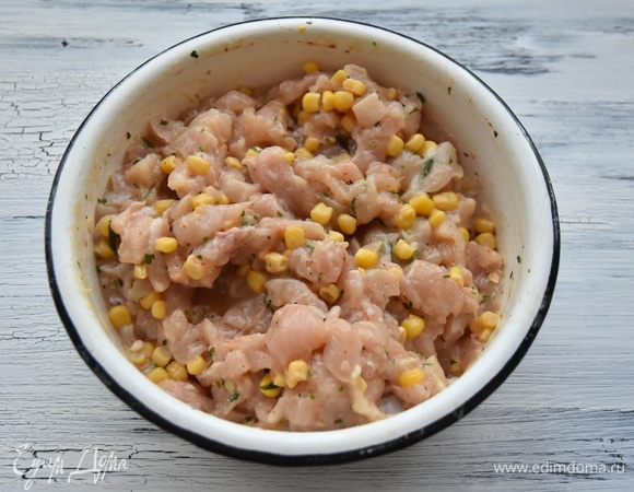 Смешать фарш.