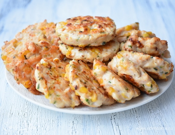 После обжаривания котлетки выложить на бумажную салфетку, чтобы удалить излишки масла.