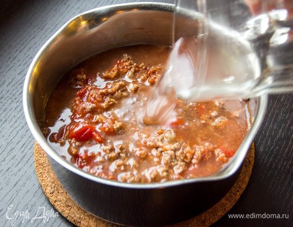 Влить бульон, довести до кипения, уменьшить огонь и варить суп 10 минут.