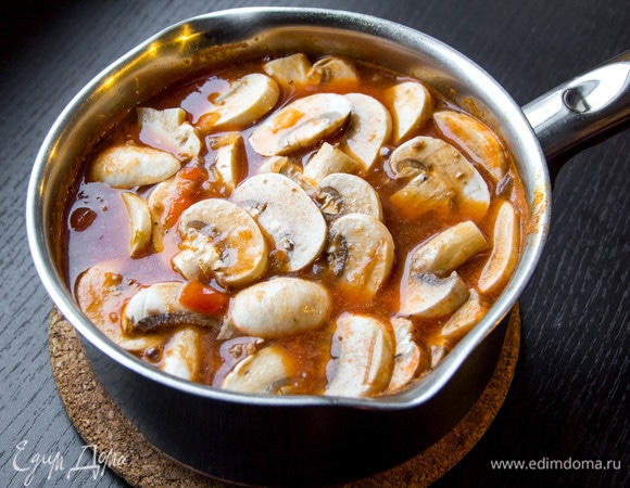Шампиньоны почистить и нарезать ломтиками, добавить в суп и варить его еще 10 минут.