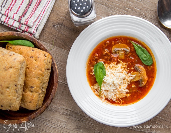 Суп разлить по тарелкам, добавить тертый сыр. Я использую легкий 15% домашний сыр, можно взять моцареллу, сулугуни или адыгейский сыр.