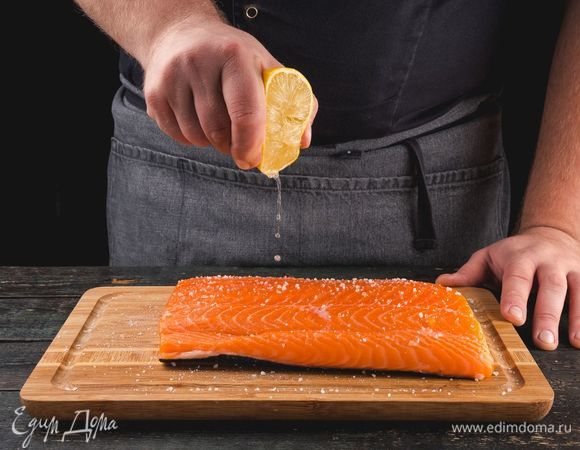 Посолите форель и сбрызните ее лимонным соком. Оставьте рыбу мариноваться на 15 минут.