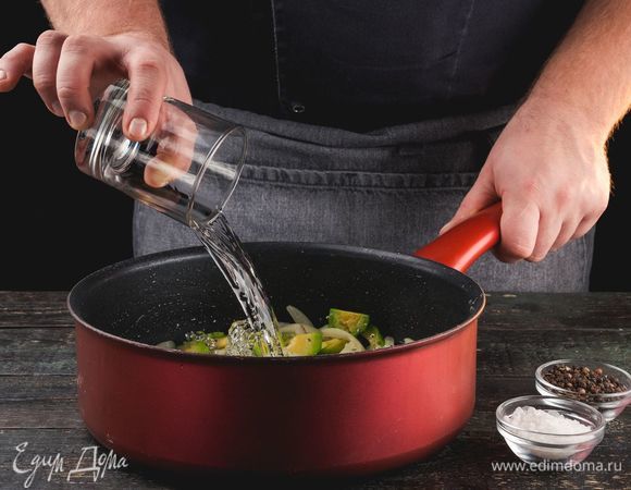 Обжарьте лук и авокадо на оливковом масле. Снимите сковороду с огня, влейте в нее вино, добавьте соль и перец. Оставьте лук и авокадо в вине на 15 минут.