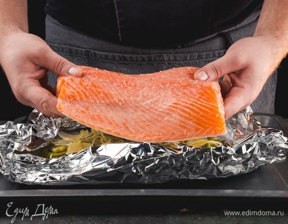 Выложите на овощи форель и закройте фольгой. Запекайте в течение 30 минут.