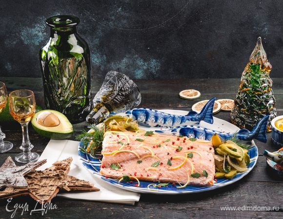 Украсьте стол салфеткой «Крестецкая строчка». Подавайте рыбу на блюде из набора «Астрахань», созданного «Гжельским фарфоровым заводом» совместно с дизайнером Дианой Балашовой. А дополнят оформление хрустальные штоф и рюмки от «Гусевского Хрустального завода им. А. Мальцова». Предметы для сервировки стола вы найдете в бутике интерьерных решений «РУССКАЯ ПАЛИТРА». Приятного аппетита!