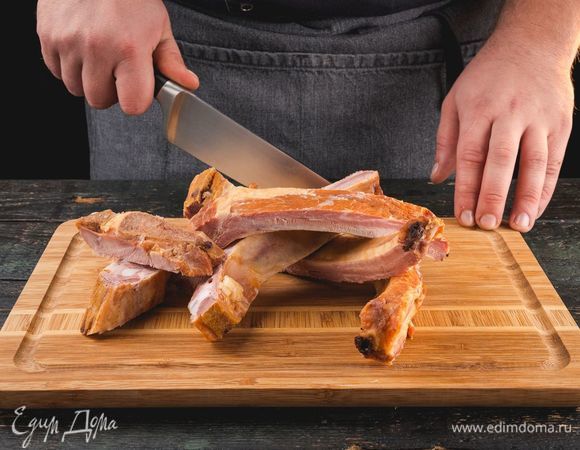 Ребрышки нарежьте порционными кусочками и отварите.