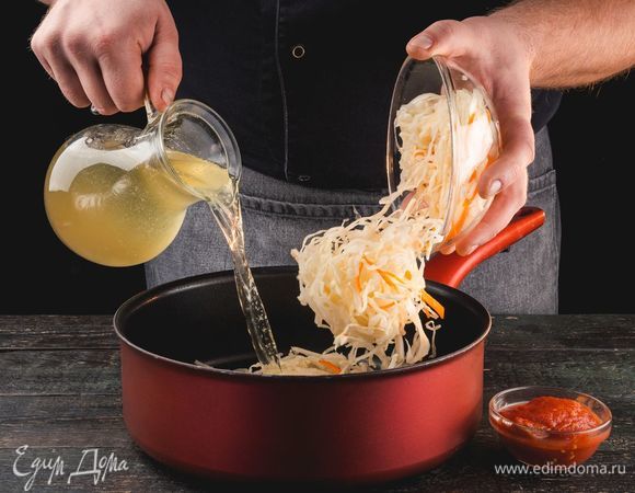 В сотейник выложите капусту, залейте ее говяжим бульоном, добавьте томатную пасту и тушите 30 минут.