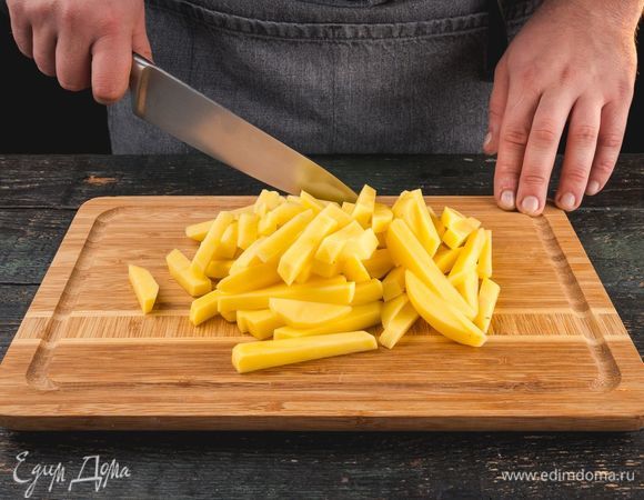 Картофель очистите и нарежьте небольшими брусочками.