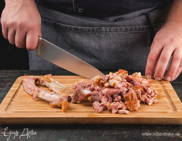 Ребра вытащите из бульона и отделите мясо от костей.