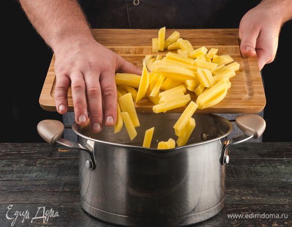 В бульон добавьте картошку.