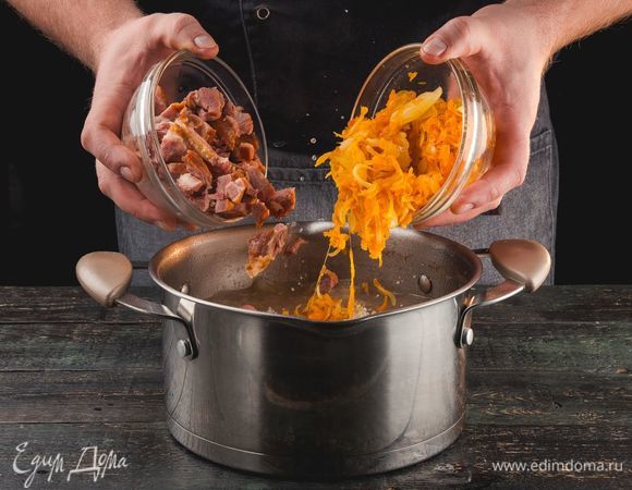 Туда же добавьте овощную зажарку и мясо.