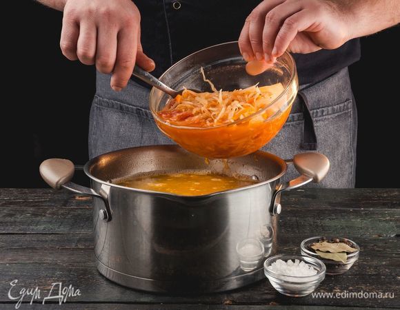 Затем добавьте капусту и лавровый лист. Посолите и поперчите по вкусу. Варите 20 минут. Когда картофель станет мягким, уберите кастрюлю с огня и оставьте настояться на 30 минут.<br />
 